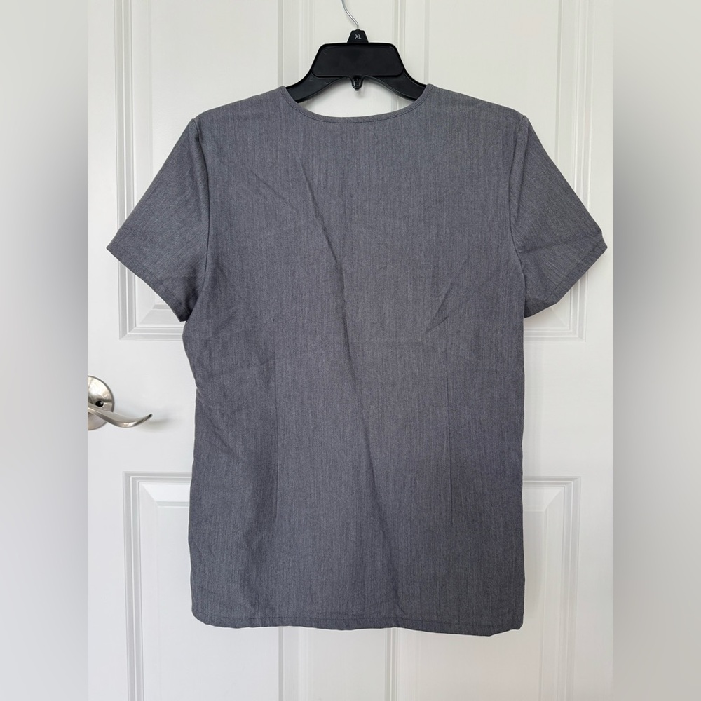 FIGS Women’s Catarina One-Pocket Scrub Top Graphite Gray - Picture 3 of 5